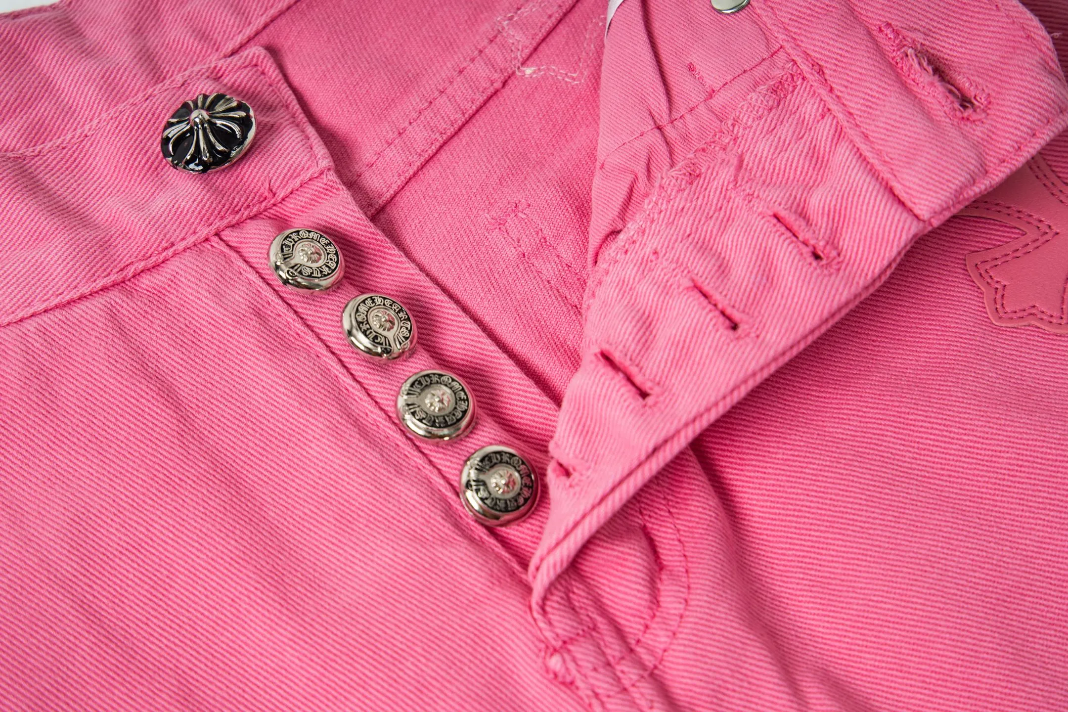 P250 CHROME HEARTS 25ss dopamine light pink cross-over leather washed jeans - Full of exploring the ultimate in fashion, Chrome Hearts' new Chrome Hearts pants not only present a unique style, the fresh ice blue color looks particularly youthful and energetic. The mid-high waist design is paired with a lazy and casual style, which not only shows long legs but also maintains a casual feel. It is a must-have fashion choice for trendy men and trendy women. Style number: 1778# Color: Dopamine powder Size: 28 30 32 34